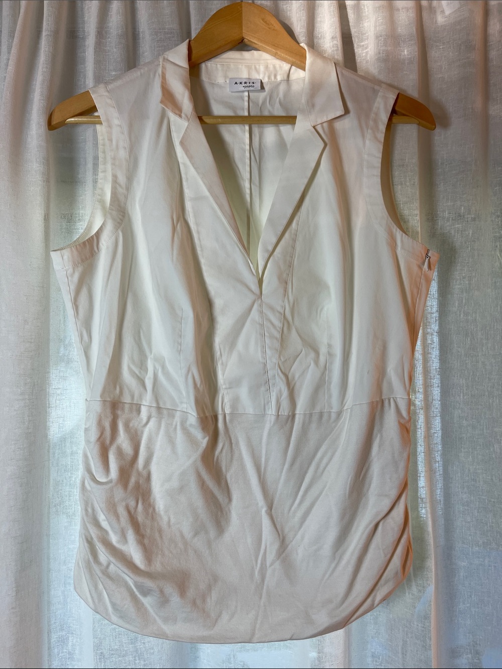 Akris Punto Notched Collar Sleeveless Blouse in Ivory/Cream